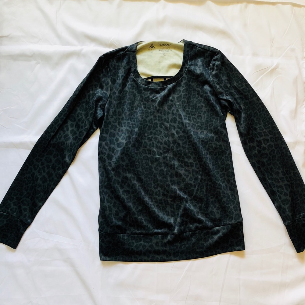 Vie Active Leopard Long Sleeve Back detail Top